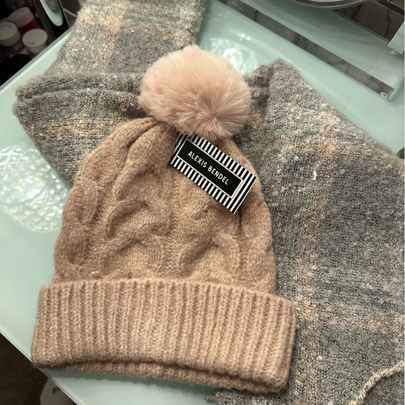 Pale pink and grey Valentine's Day hat and scarf set - Picture 2 of 7